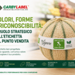 Etichette personalizzate Carby Label® con grafica ad alto impatto visivo applicate su confezioni ortofrutticole.