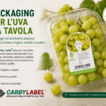 Pendaglio personalizzato Carby Label® applicato a un grappolo di uva da tavola.